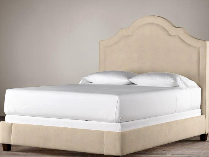 Respaldo cama con curvas: Canelón clásico con vivos y somier tapizado por fuera, patas facetadas color Nogal