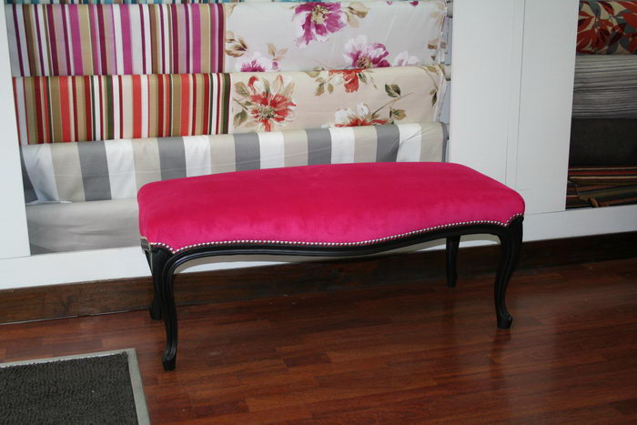 Retapizado de banqueta a nuevo con tachas plateadas o niqueladas, con madera restaurada, patas lustradas a nuevo en color Wengue.