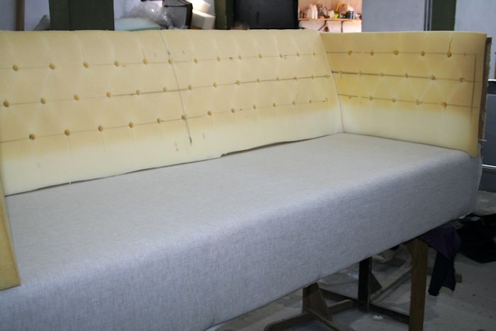 comienzo de tapizar por forrado de asiento con tela tapicería.