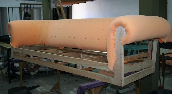 marcado de capitoné   en brazo y respaldo relleno de placa poliéster de densidad media 