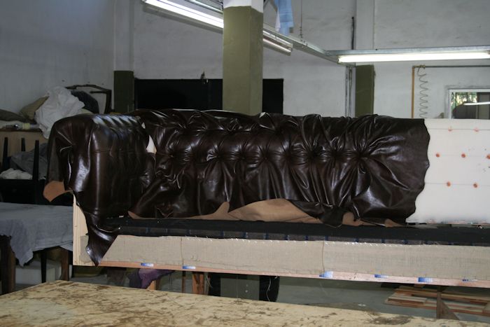 Armado de capitoné con cuero de vaca añejado.