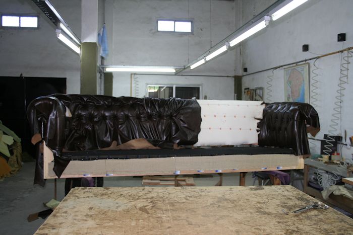 Armado de capitoné con cuero de vaca añejado.