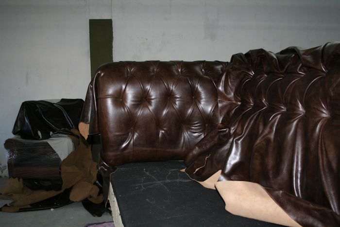 Finalizando armado de capitoné con cuero de vaca añejado.