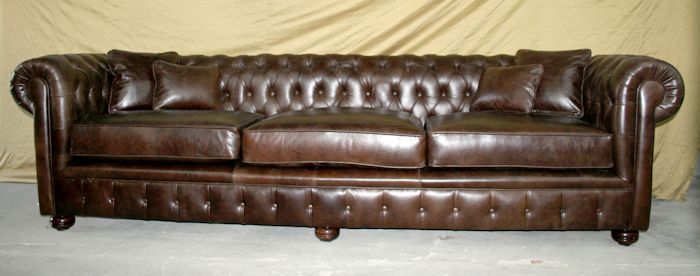 Chesterfield nuevo terminado con asiento de placa de alta densidad con bombé cubierto de guata con interior de lienzo Frente con pliegues y botones clásico, patas cebollas color wengue 