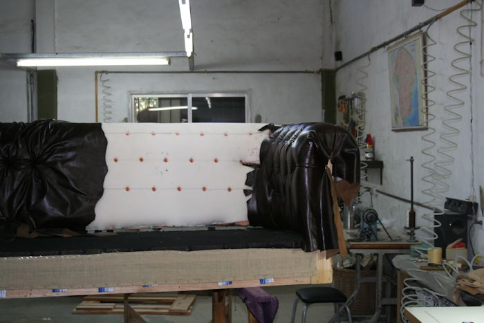 Comienzo de armado de capitoné con cuero de vaca añejado.