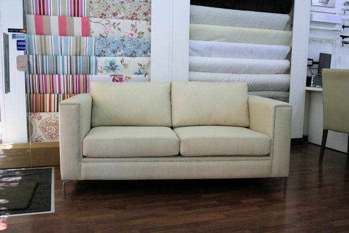 sofá cubo 2 cuerpos en tela cruda: (Ídem 2) con cambio en, almohadones de asiento divididos en cuerpos (ídem Relleno), y patas escuadras aluminio 